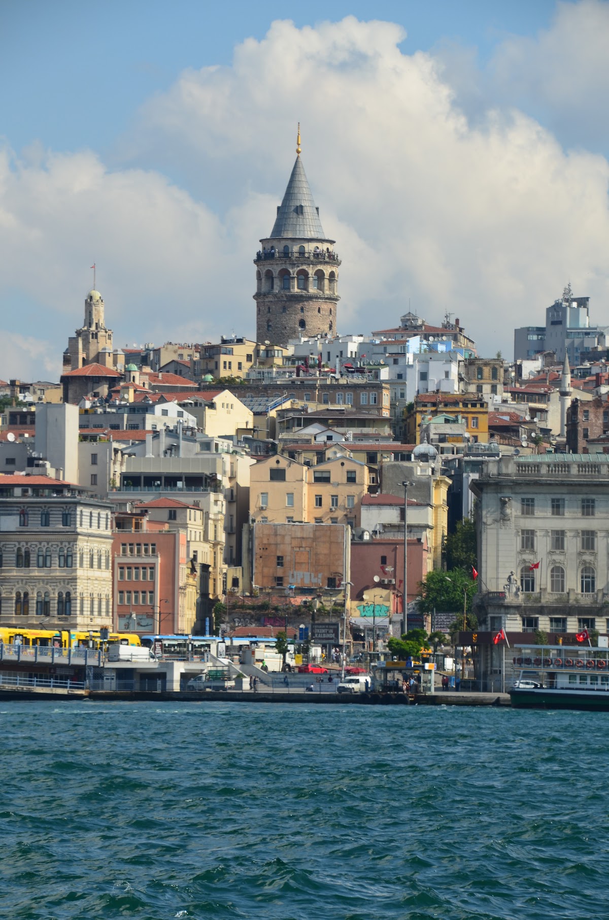 Galataturm und die Skyline von Istanbul vom Meer aus