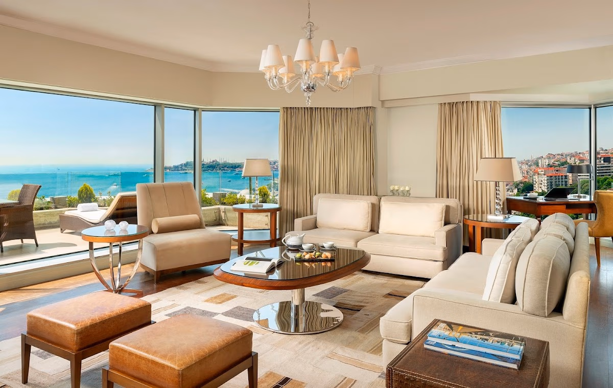 Swissotel geniş oturma odası, panoramik Boğaz manzarası ve şık dekorasyon.