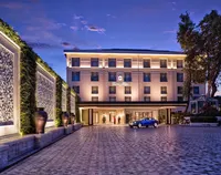 Shangri-La Bosphorus İstanbul önünde Elemen Transfer VIP Taxi ve lüks bina cephesi.