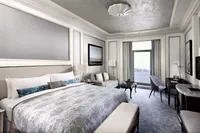 Boğaz manzaralı lüks otel odası, geniş yatak ve şık dekorasyon.