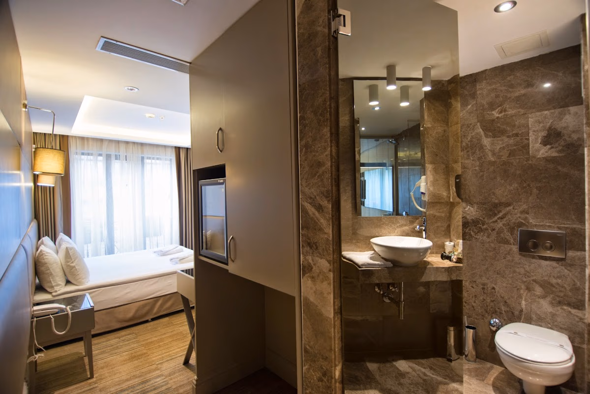 Mermer kaplı banyo ve yatak odası manzarası.