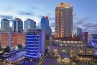 Eksterijer hotela Hilton Istanbul Maslak u sumrak, okružen modernim neboderima u poslovnoj četvrti Istanbula.