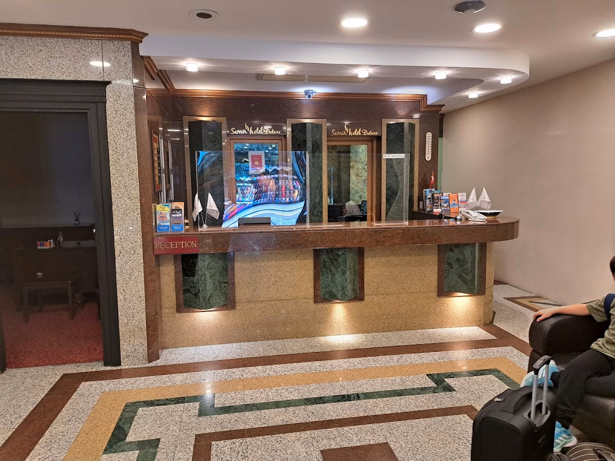 Samir Hotel'in giriş kapısı ve transfer aracının yanaştığı karşılama noktası - Elemen Transfer