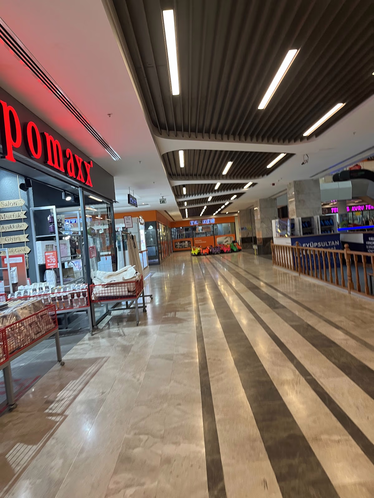 Εσωτερική άποψη του Eyüppark με ευρύχωρο αίθριο και στοές στους ορόφους - Elemen Transfer