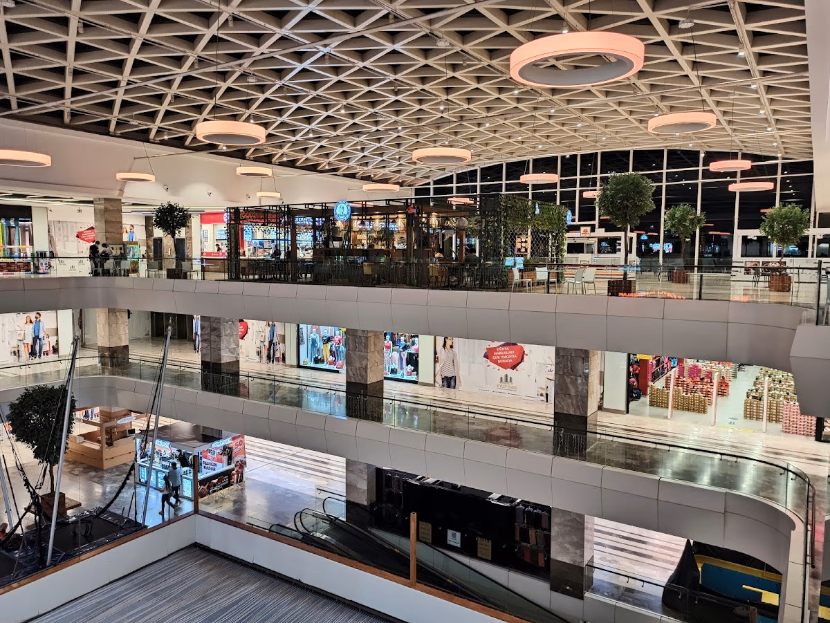 Φωτεινός εμπορικός διάδρομος με βιτρίνες καταστημάτων μέσα στο Eyüppark - Elemen Transfer