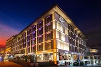 Osvijetljeno moderno pročelje i ulaz hotela DoubleTree by Hilton İstanbul - Old Town u sumrak.
