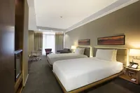 Udobna dvokrevetna soba u DoubleTree by Hilton İstanbul - Old Town s dva odvojena kreveta, radnim stolom i modernim dekorom.