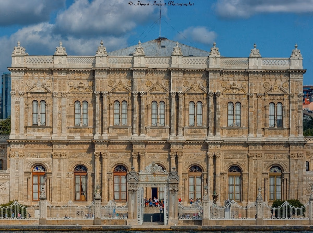 Prachtvolle Fassade des Dolmabahçe-Palastes, symmetrische Fenster und kunstvolle Marmorarbeiten.