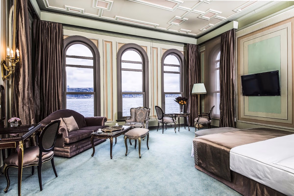 Bosphorus Palace Hotel girişindeki sakin karşılama alanı, Üsküdar - Elemen Transfer