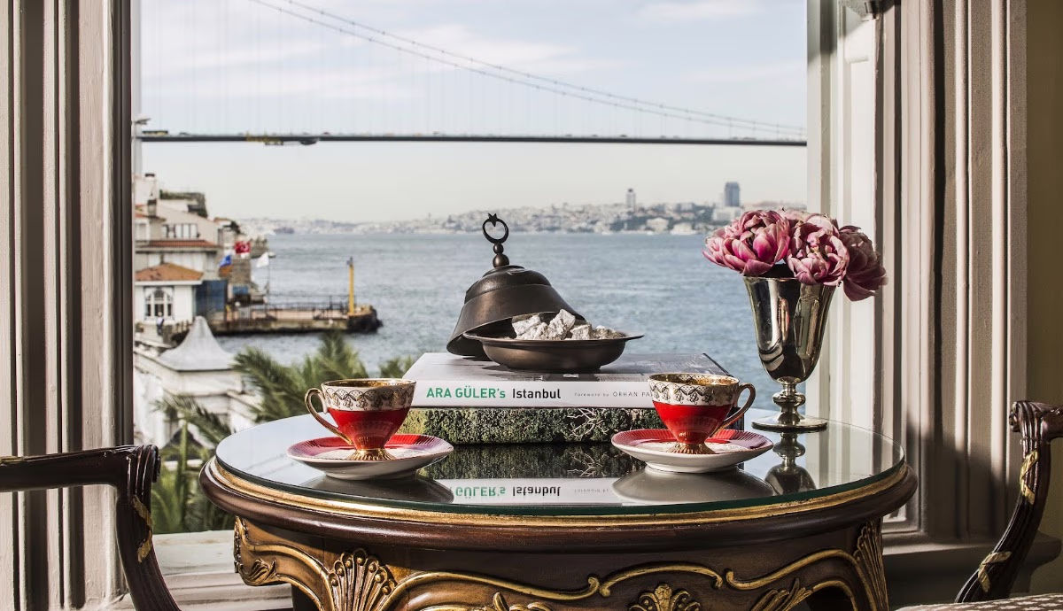 Bosphorus Palace Hotel'i çevreleyen Üsküdar sokakları ve sahil hattı - Elemen Transfer