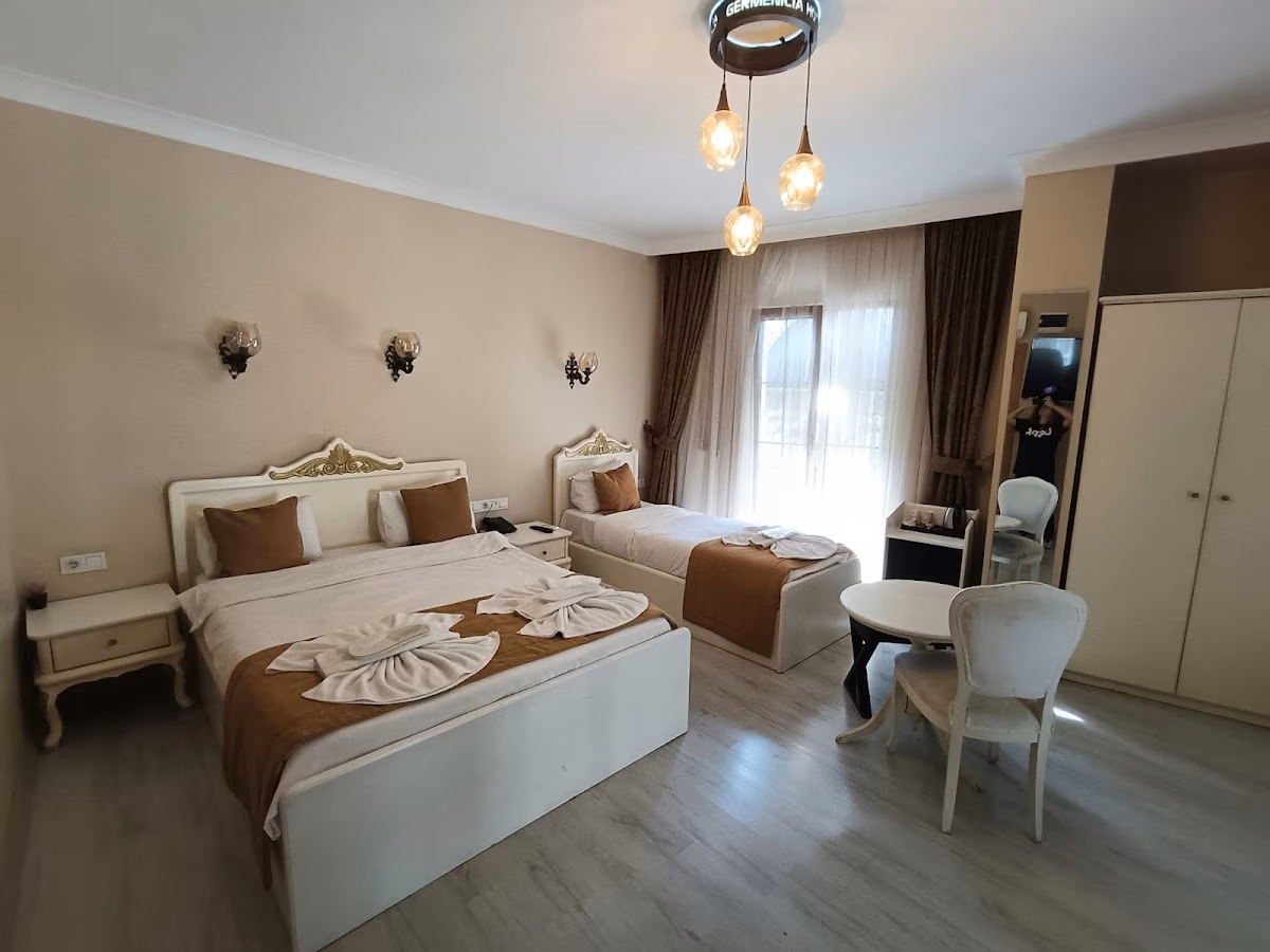 Germenicia Hotel lobisinde zarif oturma alanı ve resepsiyon bölümü - Elemen Transfer