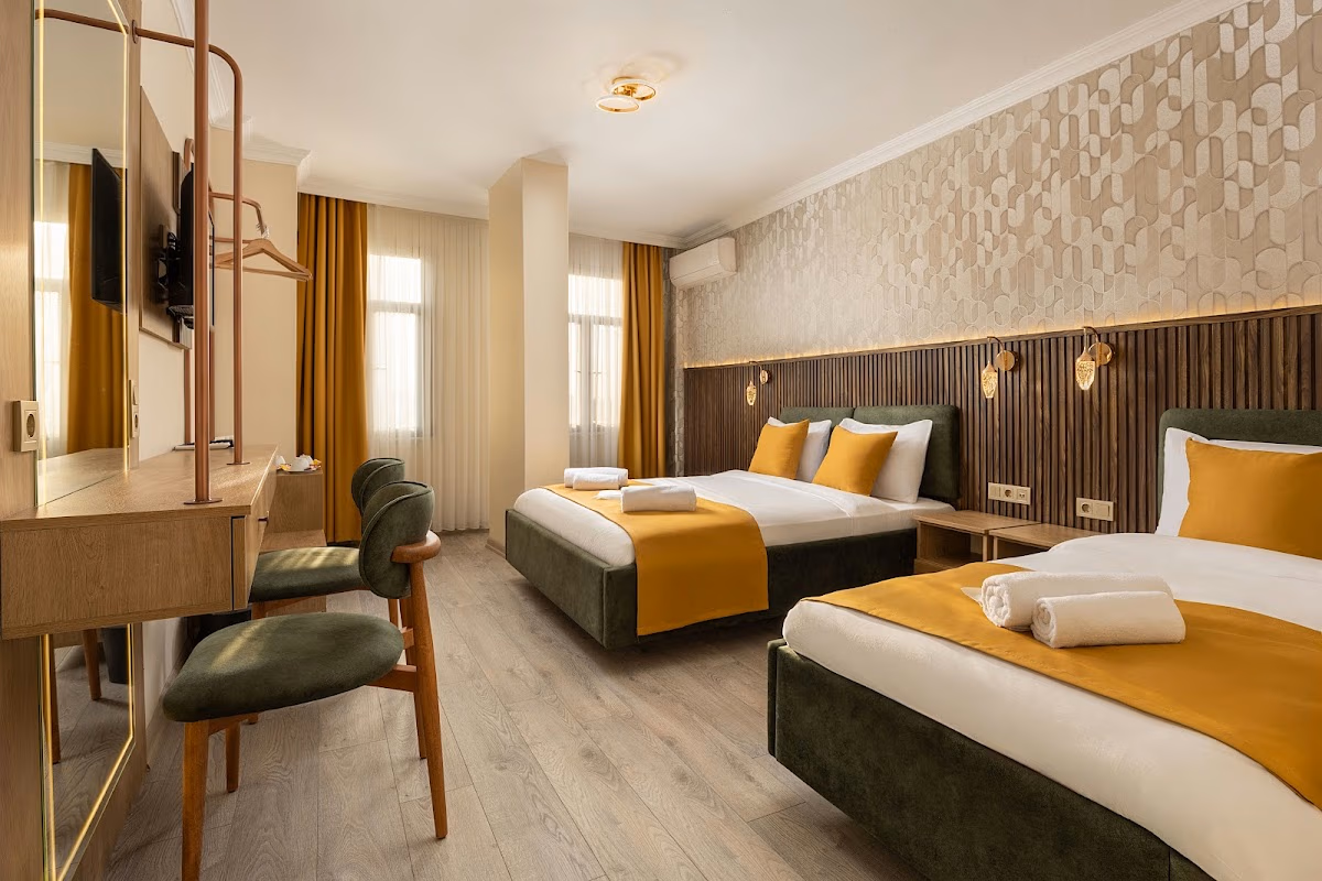 Taksim Peradise Otel lobisinde sakin karşılama ve oturma köşesi - Elemen Transfer