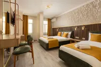 Taksim Peradise Otel lobisinde sakin karşılama ve oturma köşesi - Elemen Transfer