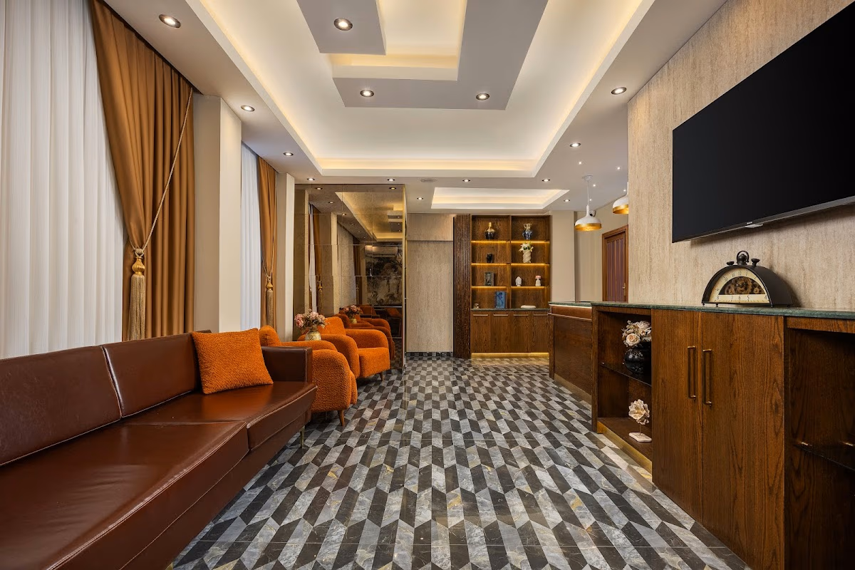 Taksim Peradise Otel girişi ve transfer aracının beklediği sakin cadde - Elemen Transfer