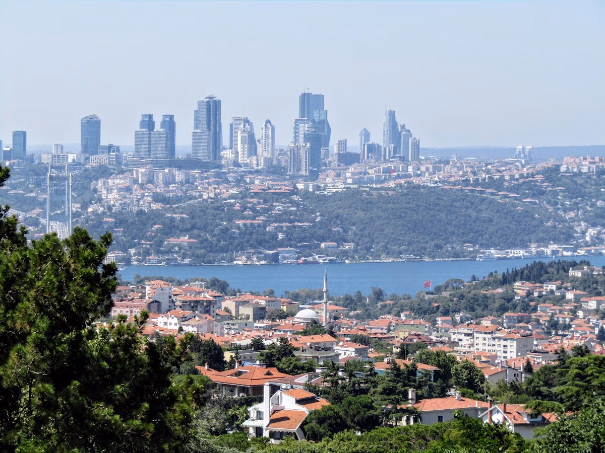 Şişli'nin ana caddesinde gündelik akış ve boydan boya sıralanan şehir binaları - Elemen Transfer