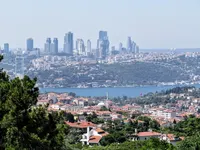 A main avenue in Şişli with everyday city traffic and rows of tall buildings - Elemen Transfer