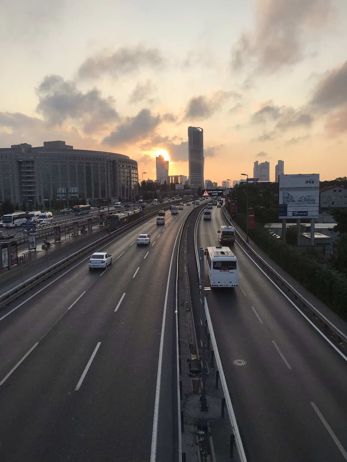 Şişli'de otel ve rezidans cepheleriyle ağaçların gölgelediği bir sokak görünümü - Elemen Transfer