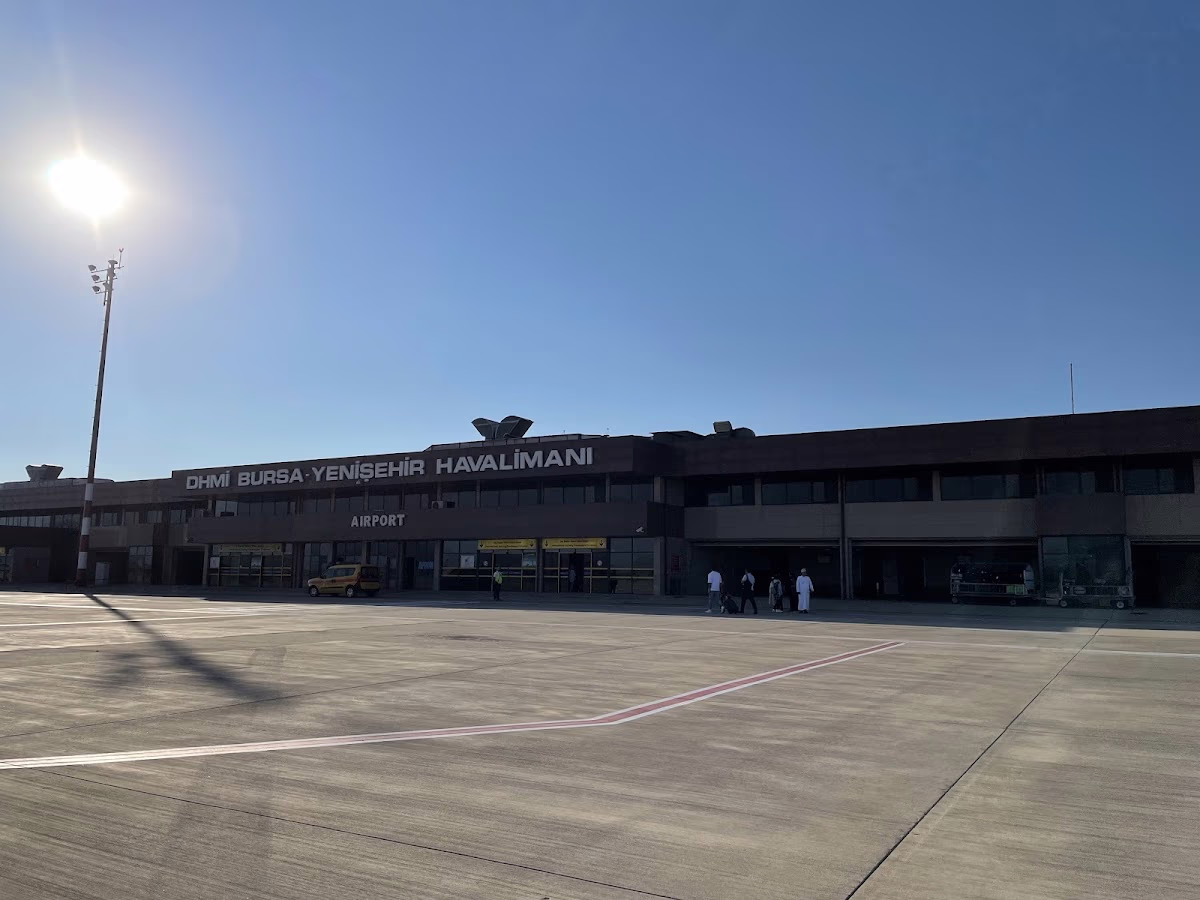 Bursa Yenişehir Havalimanı iç terminalinde check-in bankoları ve bekleme alanı - Elemen Transfer