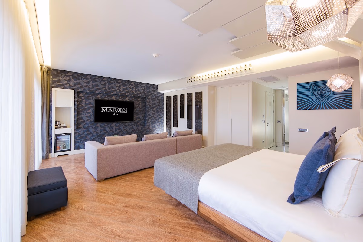 Otel Maroon Pera'nın sıcak ışıklı lobisi ve karşılama bankosu - Elemen Transfer
