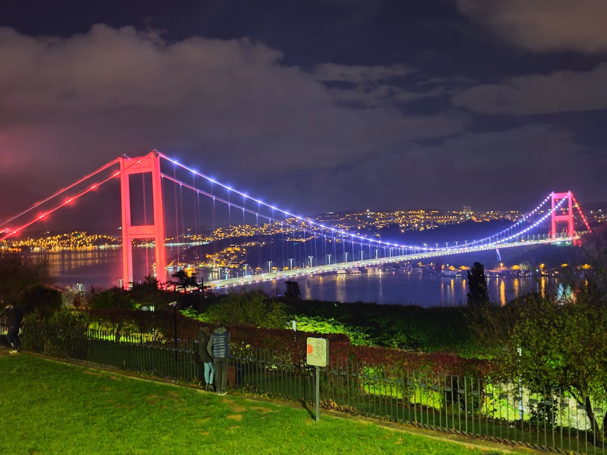 Gece ışıklandırılmış Fatih Sultan Mehmet Köprüsü ve Boğaz manzarası.