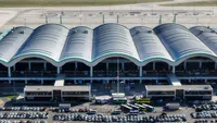 Sabiha Gökçen Uluslararası Havalimanı terminal binasının modern, dalga benzeri çatı mimarisinin havadan görünümü.