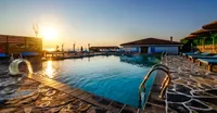 Gün batımında Marin Beach Hotel yüzme havuzu