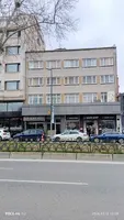 Vanjski pogled na hotel Emin Konak s parkiranim automobilima i trgovinom Safe Step ispred.