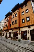 Sirkeci Mansion Hotel 木质外观和 Elemen Transfer VIP Taxi 服务。