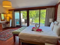 Sirkeci Mansion Hotel 豪华卧室，带阳台和天鹅造型毛巾。