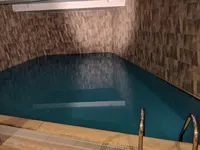 Sirkeci Mansion Hotel 室内游泳池和石墙装饰。