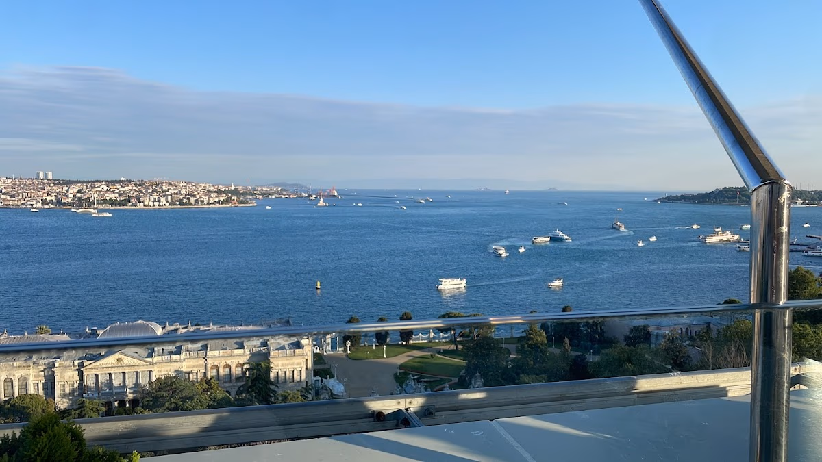 日落时分从瑞士酒店欣赏博斯普鲁斯海峡和历史半岛的景色，水面上有船只航行。