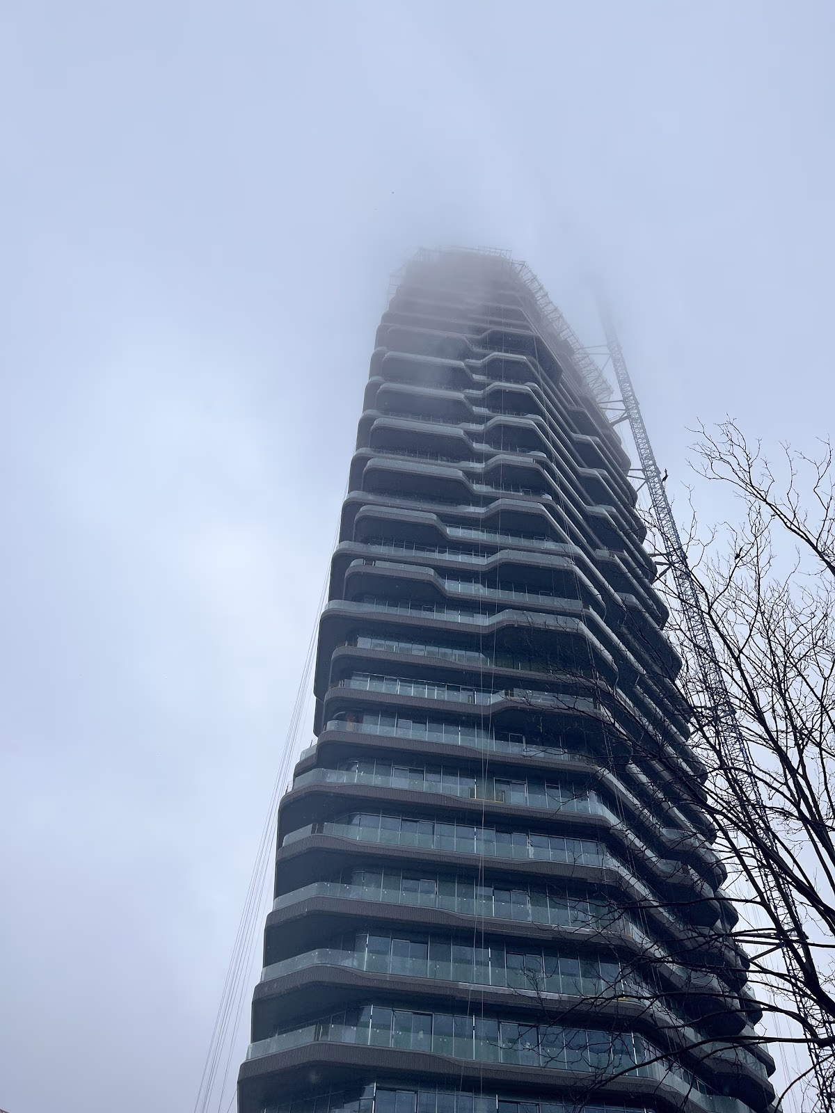 正在建设中的伊斯坦布尔艾提勒文华东方酒店摩天大楼的低角度视图，展示其独特的阶梯式外墙。